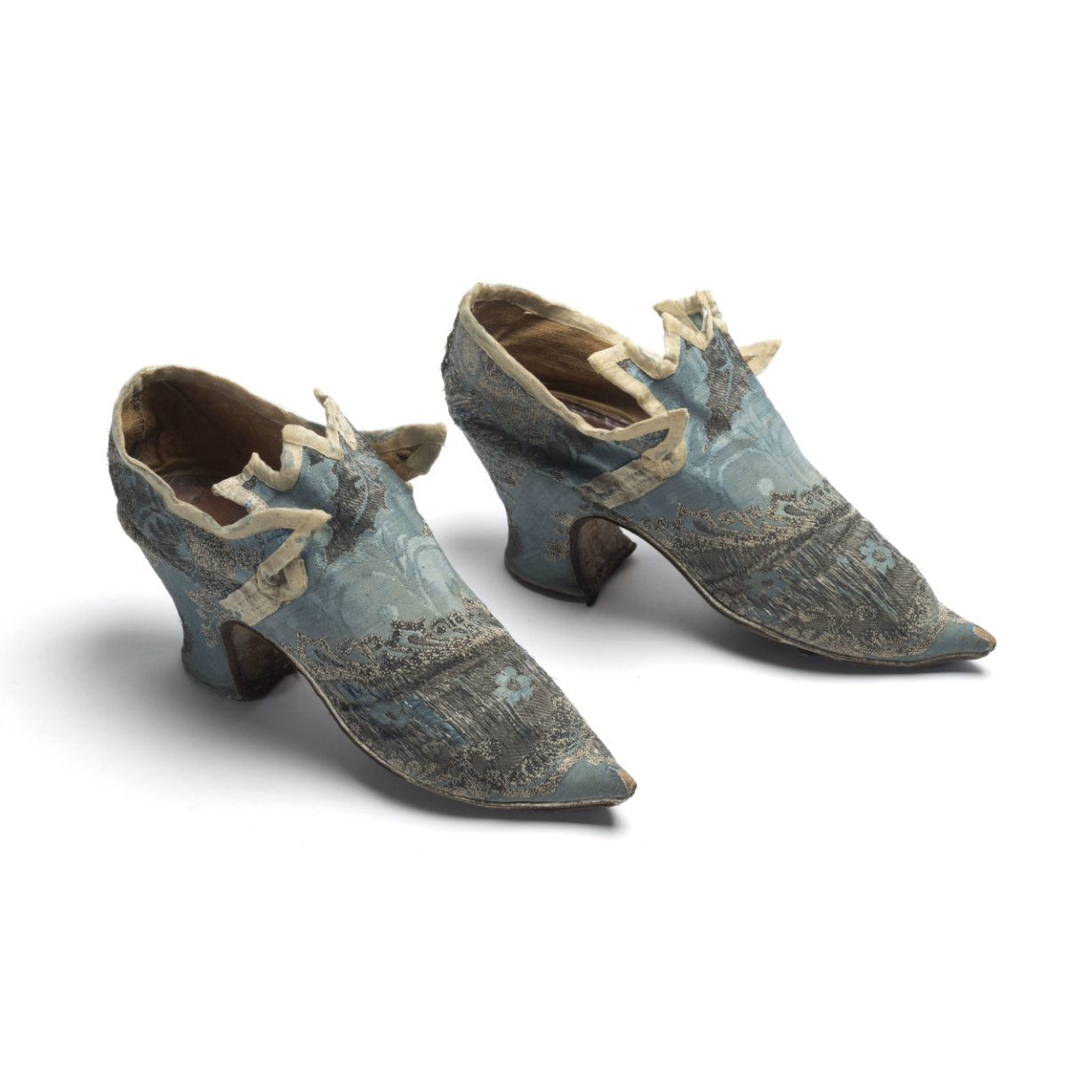 Rolul esențial al pantofilor în definirea stilului feminin